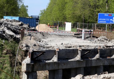FOTO: Tilta remontdarbi Augšlīgatnē turpināsies līdz novembrim