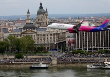 Zemo cenu aviosabiedrības arvien vairāk dominē 