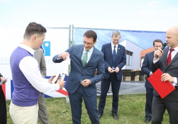 FOTO: Salienā liek pamatakmeni King's College Britu skolai Latvijā
