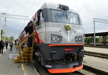 FOTO: Atklāj dzelzceļa transporta līdzekļu parādi