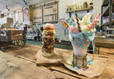 FOTO: Īpaši neveselīgā EIS Cafe Birmingemā