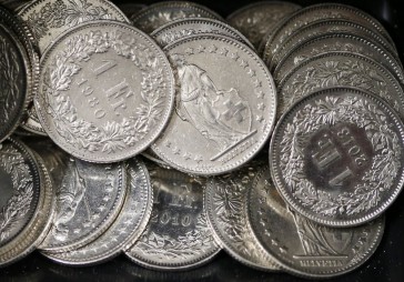 Šveicē balsos, vai katram iedzīvotājam nauda nepienākas par brīvu 