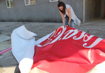 Latvijā sāk mugursomu kolekcijas izstrādi no Coca-Cola ielas banneriem
