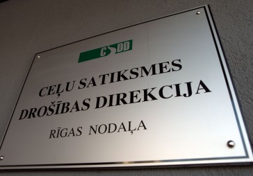 Saistībā ar atklāto ekskluzīvo automašīnu kontrabandas shēmu pratināti trīs CSDD darbinieki