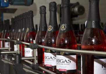 Latvijas balzams sāk ražot jaunu rozā dzirkstošo vīnu Rīgas Prestige Cuvée Rosé