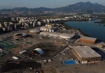 FOTO: Rio Olimpiskajā parkā vēl turpinās būvdarbi