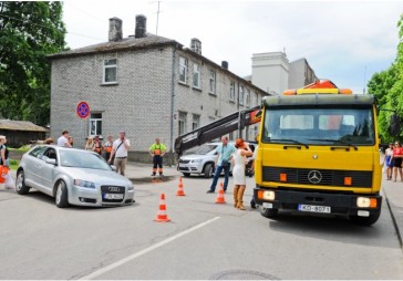 FOTO: Auto kreisais priekšējais stūris pazūd bedrē