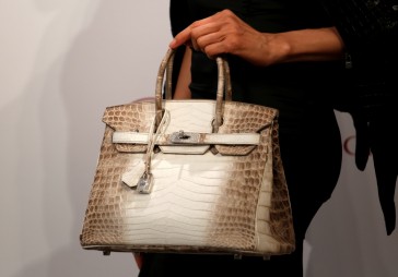 Luksusa zīmolam Hermes pārmet sliktus apstākļus dzīvnieku audzētavās