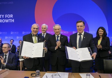 FOTO: Latvija paraksta līgumu par pievienošanos OECD