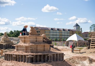 FOTO: Jelgavā top smilšu skulptūras