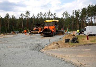 FOTO: CSDD Biķernieku trasē izmēģināta unikāla ceļu būves tehnoloģija