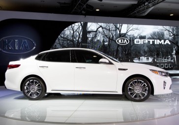 KIA Optima iemācījusies stilīgi braukt 