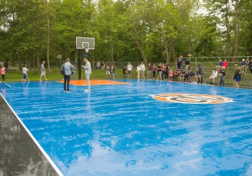 FOTO: Liepājā atklāj Porziņģa dāvināto āra basketbola laukumu