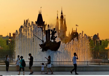 FOTO: Disney atklāj 5,5 miljardus dolāru vērto atrakciju parku Ķīnā