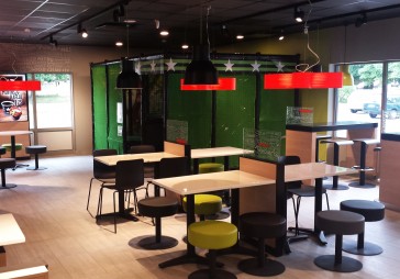 Papildināta ar foto: Investējot 1 miljonu eiro, Hesburger atklāj jaunu restorānu Rīgā