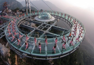 FOTO: Joga uz stikla platformas 32 metrus virs zemes