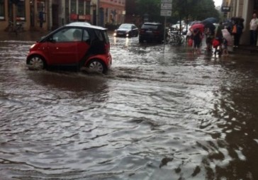 FOTO: Lietusgāzes Rīgas ielas pārvērš upēs