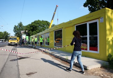 Papildināta - FOTO: Nojauc patvaļīgi uzbūvētus kioskus Deglava ielā