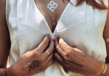 Zeltīte Tattoos rada īslaicīgus zelta aksesuārus