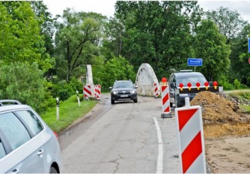 FOTO: Topošais Bluku tilts salīdzinājumā ar Staļģenes šoseju ir kā glīta poga pie paveciem svārkiem