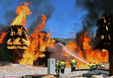 Francijā ugunsgrēku dēļ evakuē 3000 atpūtnieku