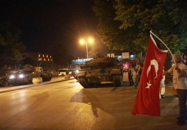 Papildināta - Atsevišķas sadursmes Turcijā turpinās, Ankarā aviācija bombardē dumpinieku tankus