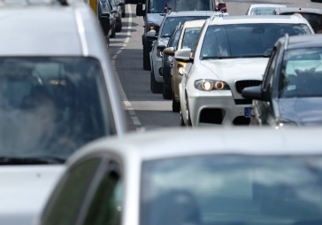 Ceļa seguma atjaunošanas darbu laikā Rīgā, Lāčplēša ielā, būtiski palēnināta satiksme