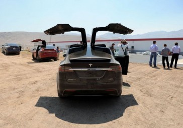 FOTO: Tesla 5 miljardus vērtā rūpnīca Nevadas tuksnesī