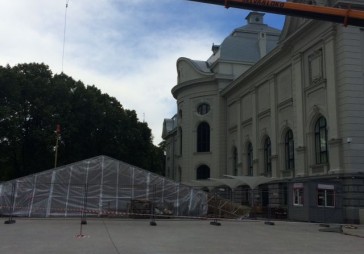 FOTO: Novērš skeitbordista radītos bojājumus atjaunotā Latvijas Nacionālā mākslas muzeja stiklotajā ātrijā