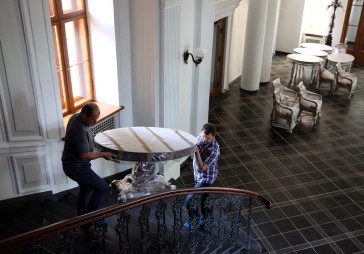 FOTO: Rīgas pilī atgriežas restaurētās vēsturiskās mēbeles