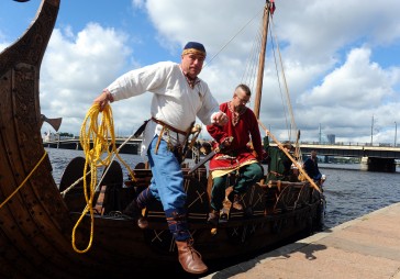 FOTO: Atpūtas braucienus Daugavā sāk piedāvāt arī vikingu kuģis