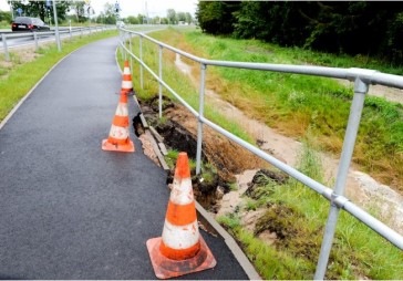 FOTO: Lietus izskalo pērn būvēto veloceliņu 