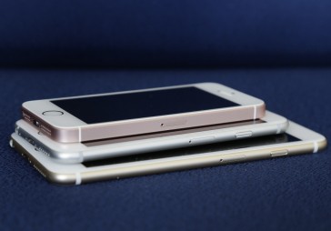 Paredz Iphone pārdošanas apjomu pieaugumu; paaugstina Apple akcijas cenas prognozi