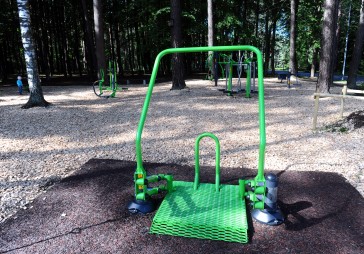 FOTO: Mežaparkā atkāj jaunu daudzfunkcionālu trenažieru laukumu