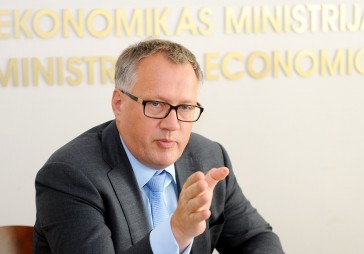 Ašeradens: Minimālās algas celšana apturēs emigrāciju