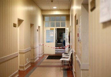 Papildināta ar FOTO: Stiprā lietus dēļ applūdusi daļa no Stradiņa slimnīcas nodaļas; pacienti pārvietoti