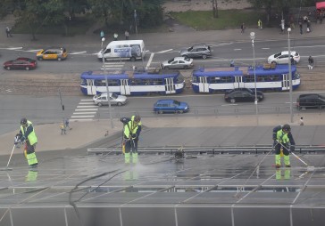 FOTO: Sāk Latvijas Nacionālās bibliotēkas tīrīšanu