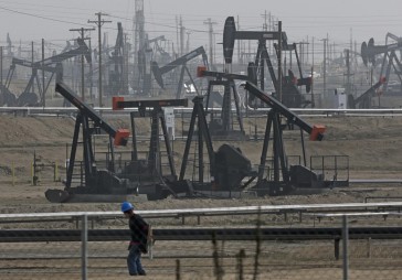 Naftas cena turas virs 50 dolāru atzīmes