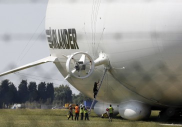 FOTO: Pirmajā lidojumā devies lielākais lidaparāts pasaulē