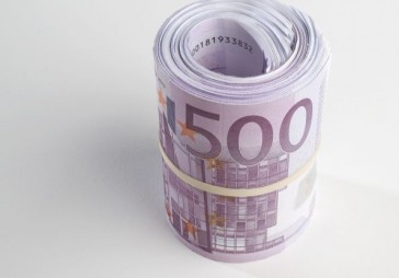 Grib uzlikt žņaugus skaidras naudas izmantošanai 