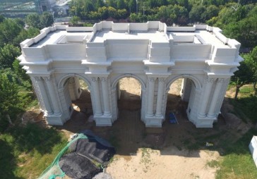 FOTO: Ķīnieši par 450 tūkstošiem dolāru būvē savu Triumfa arku