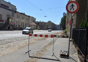 Biznesu Barona ielā grauj remontdarbi un aizliegums novietot auto