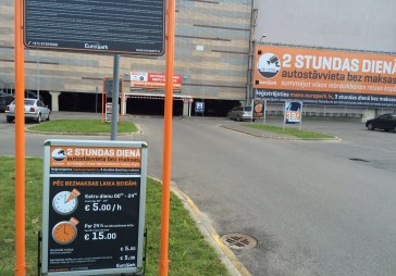Tirdzniecības centrā Olimpia automašīnas bez maksas var novietot vairs tikai divas stundas