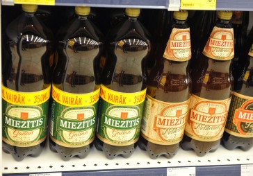 Aizliegs pārdot alkoholu lielajās plastmasas pudelēs