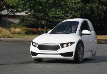 Kanādā radīts elektroauto uz trīs riteņiem
