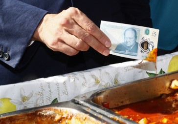 Papildināta ar foto: Lielbritānija laiž klajā plastikāta piecu mārciņu banknotes