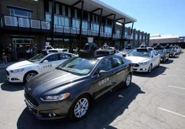FOTO: Uber sāk pasažieru pārvadājumus ar autonomajām mašīnām