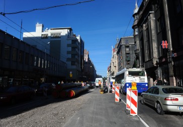 FOTO: Uzrok Brīvības ielu, lai veiktu siltumtīklu remontdarbus