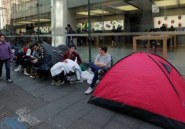 FOTO: Apple fani jaunos iPhone gaida, nakšņojot teltīs