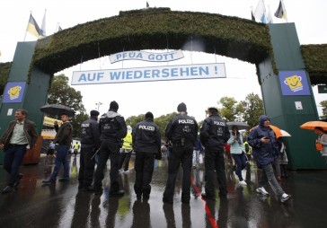 FOTO: Pastiprinātas drošības apstākļos atklāti ikgadējie alus svētki Oktoberfest